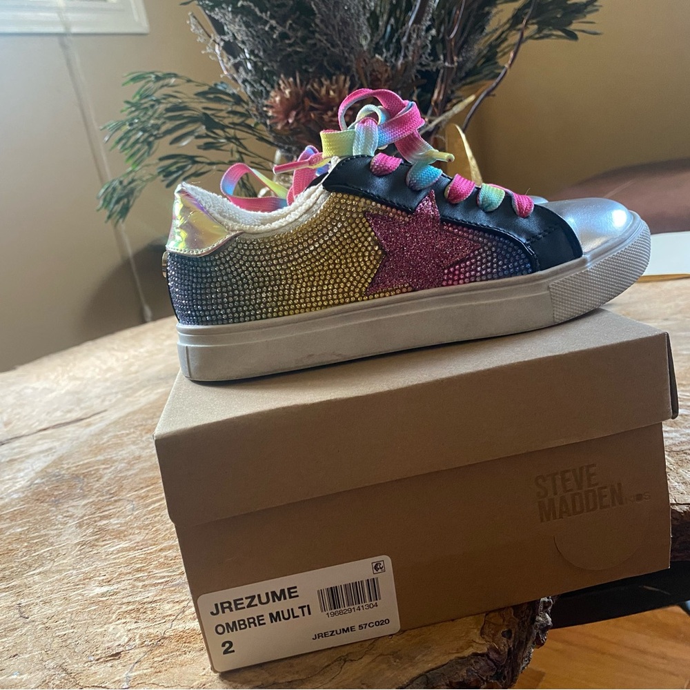 Steve Madden Rezume Rainbow Rhinestone Shoe Sneakers used Girl's Size 2